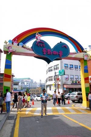 Cổng vào có hình dạng cầu vồng, đủ màu sắc rực rỡ. (Ảnh: Trip Zilla) Cổng vào có hình dạng cầu vồng, đủ màu sắc rực rỡ. (Ảnh: Trip Zilla)