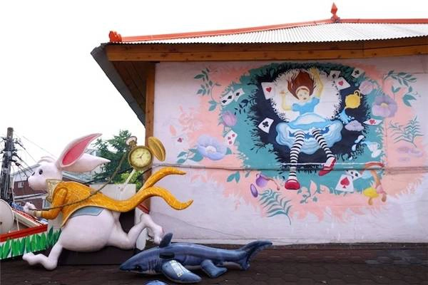 Không thể thiếu những nhân vật cổ tích quen thuộc với trẻ em trên toàn thế giới như cô bé Alice... (Ảnh: Trip Zilla) Không thể thiếu những nhân vật cổ tích quen thuộc với trẻ em trên toàn thế giới như cô bé Alice... (Ảnh: Trip Zilla)