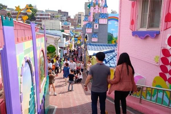... đến người lớn, đặc biệt là các cặp đôi. (Ảnh: Trip Zilla) ... đến người lớn, đặc biệt là các cặp đôi. (Ảnh: Trip Zilla)