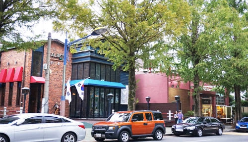 Hai bên đường rợp bóng những cây gõ đỏ và các cửa hàng ấn tượng. Ảnh: English.visitkorea