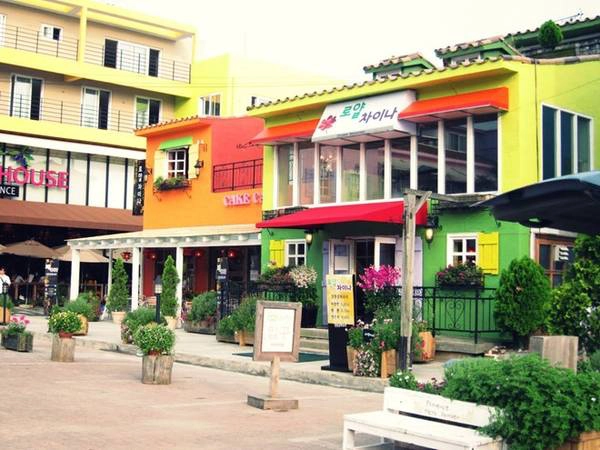 Provence Village: Trong tập 16, Do Min-jun ngất xỉu sau khi Cheon Song-yi hôn. Cực chẳng đã, Cheon Song-yi phải lái xe đưa anh về nhà. Hậu cảnh trong phân đoạn này thay đổi từ Petite France, Gapyeong đến Provence Village ở Paju. Cũng như Petite France, Provence Village có những tòa nhà phong cách Pháp đặc trưng. Ban đầu là một nhà hàng kiểu Pháp được mở năm 1996, các nhà hàng, cửa hàng thời trang, quán cà phê được xây dựng theo kiến trúc tương tự, tạo thành ngôi làng độc đáo như ngày nay. Ảnh: WordPress.