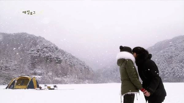 Jangam Reservoir: Trong tập 11 có cảnh tượng lãng mạn khi Cheon Song-yi và Do Min-jun bên nhau dưới trời băng tuyết. Cảnh này được quay ở Jangam Reservoir, rừng Gungmangbong Recreational Forest, Pocheon, Gyeonggi-do. Vào mùa đông, du khách có thể đến đây cắm trại trên băng tuyết và thưởng thức phong cảnh tuyệt đẹp. Ảnh: dramarecap.