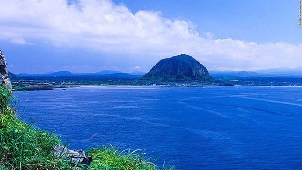 <strong>Songaksan: </strong>Nổi tiếng với 99 đỉnh, ngọn núi lửa của Jeju có hồ nước với đường kính lên tới 500 m. Hồ cách đỉnh cao nhất khoảng một tiếng đi bộ và nằm ở độ cao 104 m so với mực nước biển.