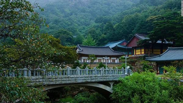 <strong>Samhwasa: </strong>Các nhà thơ và họa sĩ thường tới đền Samhwasa ở tỉnh Gangwon để tìm cảm hứng sáng tác. Đỉnh phía tây của núi Dutasan, nơi ngôi đền tọa lạc, được cho là giống như một con phượng hoàng và một con sếu, trong khi đỉnh phía đông có dạng hổ và rồng.