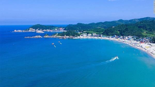 <strong>Bãi biển Yonghwa: </strong>Bãi biển thuộc thành phố Samcheok này có rừng thông thơm ngát và một dòng suối trong vắt, nhờ đó du khách có thể tắm và chơi đùa trong nước mặn hoặc nước ngọt.