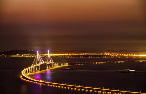 Cầu Incheon lung linh trong đêm. Ảnh: JohnSteele