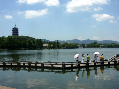 Cầu Đoạn Kiều - nơi gặp gỡ của Hứa Tiên và Bạch Nương Tử, phía xa là tháp Lôi Phong.  Ảnh: unsignedworks.