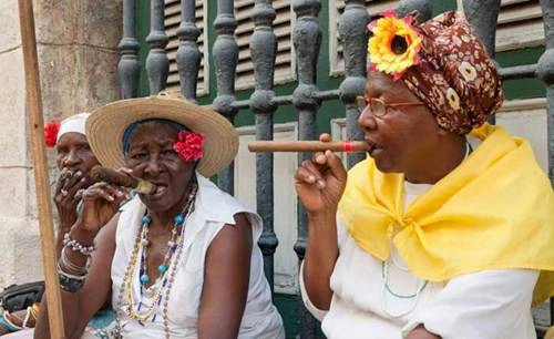 Các cụ bà ở Havana. Nguồn: Getintravel.com Các cụ bà ở Havana. Nguồn: Getintravel.com