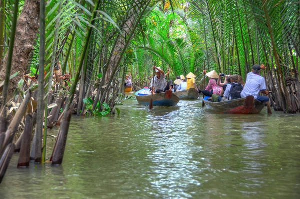 Nơi bạn sẽ được thả hồn mình trên những chiếc thuyền nhỏ, đi ngang qua những rặng dừa nước.