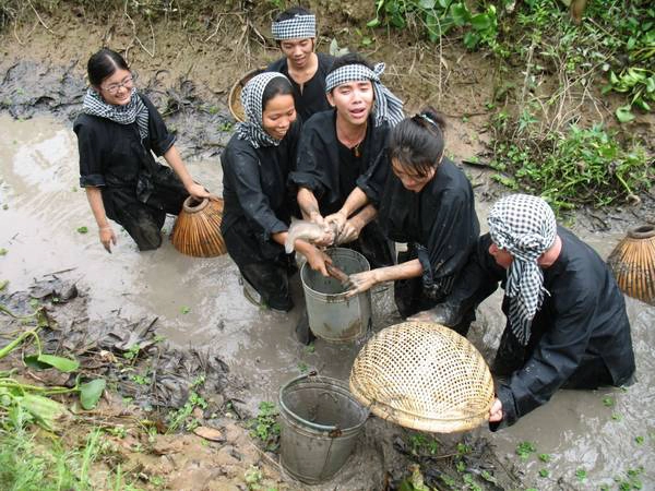 Trải nghiệm trò chơi xuống mương tát cá