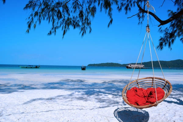 Koh Rong, Campuchia: Nằm tại bờ phía Nam của Campuchia, Koh Rong thực sự là một hòn ngọc giữa biển khơi. Nơi đây có các căn nhà gỗ nhỏ nhắn, xinh đẹp nằm rải rác dọc theo biển hoặc ở trên cây thích hợp cho những du khách yêu thích sự yên tĩnh. Ngoài ra, các chuyến du lịch leo núi và khám phá những khu rừng mưa nhiệt đới tại đây cũng là một hoạt động không kém phần hấp dẫn khi đến Koh Rong. Ảnh: Ben bruce Koh Rong, Campuchia: Nằm tại bờ phía Nam của Campuchia, Koh Rong thực sự là một hòn ngọc giữa biển khơi. Nơi đây có các căn nhà gỗ nhỏ nhắn, xinh đẹp nằm rải rác dọc theo biển hoặc ở trên cây thích hợp cho những du khách yêu thích sự yên tĩnh. Ngoài ra, các chuyến du lịch leo núi và khám phá những khu rừng mưa nhiệt đới tại đây cũng là một hoạt động không kém phần hấp dẫn khi đến Koh Rong. Ảnh: Ben bruce