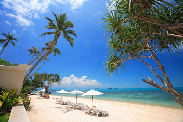 Koh Samui, Thái Lan: Đảo Koh Samui thuộc tỉnh Surat Thani, nằm ở ngoài khơi bờ biển Đông Kra Isthmus ở Thái Lan. Đây là hòn đảo nổi tiếng với những bãi biển đẹp, cảnh quan hùng vĩ, nhiều hoạt động vui chơi giải trí thú vị và nhiều khu mua sắm. Do phát triển du lịch nên nơi đây có rất nhiều resort, khách sạn đến bungalow sát biển đạt tiêu chuẩn 5 sao cung cấp đầy đủ mọi dịch vụ cho du khách. Ảnh: asiaemma.wordpress.com Koh Samui, Thái Lan: Đảo Koh Samui thuộc tỉnh Surat Thani, nằm ở ngoài khơi bờ biển Đông Kra Isthmus ở Thái Lan. Đây là hòn đảo nổi tiếng với những bãi biển đẹp, cảnh quan hùng vĩ, nhiều hoạt động vui chơi giải trí thú vị và nhiều khu mua sắm. Do phát triển du lịch nên nơi đây có rất nhiều resort, khách sạn đến bungalow sát biển đạt tiêu chuẩn 5 sao cung cấp đầy đủ mọi dịch vụ cho du khách. Ảnh: asiaemma.wordpress.com