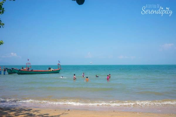 Koh Tonsay, Campuchia: Koh Tonsay hay còn gọi là đảo Thỏ nằm cách thành phố Kep khoảng 4,6 km. Đặc biệt so với Koh Rong, Koh Tonsay vẫn còn khá hoang sơ vì chưa nhiều du khách tìm đến. Ngay khi đặt chân đến Koh Tonsay, bạn sẽ cảm nhận được bầu không khí dễ chịu, cây cối tươi tốt, biển trong xanh, bãi cát trắng, sóng gợn nhẹ, nhiều loài san hô và nhiều sinh vật biển phong phú. Ảnh: alifefullofserendipity Koh Tonsay, Campuchia: Koh Tonsay hay còn gọi là đảo Thỏ nằm cách thành phố Kep khoảng 4,6 km. Đặc biệt so với Koh Rong, Koh Tonsay vẫn còn khá hoang sơ vì chưa nhiều du khách tìm đến. Ngay khi đặt chân đến Koh Tonsay, bạn sẽ cảm nhận được bầu không khí dễ chịu, cây cối tươi tốt, biển trong xanh, bãi cát trắng, sóng gợn nhẹ, nhiều loài san hô và nhiều sinh vật biển phong phú. Ảnh: alifefullofserendipity