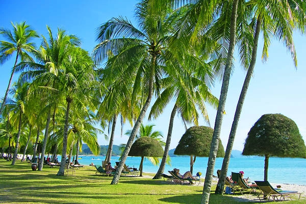 Langkawi, Malaysia: Nằm về bờ phía Tây của Malaysia, Langkawi được ví như một viên ngọc của du lịch Malaysia. Langkawi có nhiều bãi biển đẹp, trong đó đẹp nhất là bãi biển trên các đảo. Quanh các đảo, du khách có thể có các tour đi thăm đảo, câu cá, xem đại bàng, du thuyền, lướt sóng, lặn biển và nhiều trò chơi thể thao trên biển khác. Đặc biệt, trên đảo còn rất nhiều vùng sinh thái núi, rừng gần như nguyên sinh và thu hút vô số khách du lịch thích du lịch khám phá thiên nhiên, du lịch mạo hiểm. Ảnh: wirtschaftsblatt.at Langkawi, Malaysia: Nằm về bờ phía Tây của Malaysia, Langkawi được ví như một viên ngọc của du lịch Malaysia. Langkawi có nhiều bãi biển đẹp, trong đó đẹp nhất là bãi biển trên các đảo. Quanh các đảo, du khách có thể có các tour đi thăm đảo, câu cá, xem đại bàng, du thuyền, lướt sóng, lặn biển và nhiều trò chơi thể thao trên biển khác. Đặc biệt, trên đảo còn rất nhiều vùng sinh thái núi, rừng gần như nguyên sinh và thu hút vô số khách du lịch thích du lịch khám phá thiên nhiên, du lịch mạo hiểm. Ảnh: wirtschaftsblatt.at