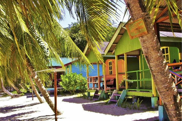 <strong>Tioman, Malaysia: </strong>Từng được tạp chí Time bình chọn là một trong những hòn đảo đẹp nhất thế giới, Tioman thu hút du khách với những bãi cát trắng trải dài và vùng biển xanh trong, ấm áp, bao bọc lấy khu rừng nguyên sinh ở giữa. Với hình dáng tựa một con rồng đang cuộn mình bảo vệ cho vùng biển, đảo Tioman sẽ mang đến cho du khách những trải nghiệm thú vị như leo núi, lặn biển hay trekking ngắm những loài động vật hoang dã. Ảnh: Lonelyplanet <strong>Tioman, Malaysia: </strong>Từng được tạp chí Time bình chọn là một trong những hòn đảo đẹp nhất thế giới, Tioman thu hút du khách với những bãi cát trắng trải dài và vùng biển xanh trong, ấm áp, bao bọc lấy khu rừng nguyên sinh ở giữa. Với hình dáng tựa một con rồng đang cuộn mình bảo vệ cho vùng biển, đảo Tioman sẽ mang đến cho du khách những trải nghiệm thú vị như leo núi, lặn biển hay trekking ngắm những loài động vật hoang dã. Ảnh: Lonelyplanet