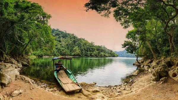 Chiều buông trên hồ Ba Bể. Ảnh: Quang Vu Chiều buông trên hồ Ba Bể. Ảnh: Quang Vu