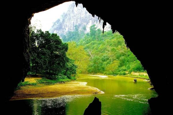 Cảnh quan bên ngoài nhìn từ trong động Puông. Ảnh: Khoi Tran Duc Cảnh quan bên ngoài nhìn từ trong động Puông. Ảnh: Khoi Tran Duc