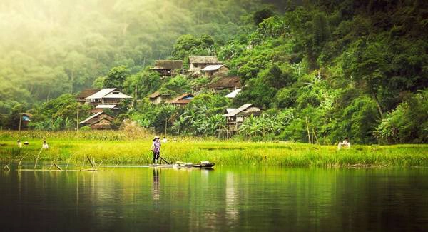 Bản Pác Ngòi ẩn hiện trong sương sớm. Ảnh: Sylvain Marcelle Bản Pác Ngòi ẩn hiện trong sương sớm. Ảnh: Sylvain Marcelle