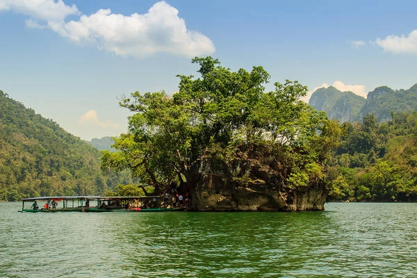 Hồ Ba Bể là nơi lý tưởng để tạm rời xa những lo toan chốn thành thị và được hòa mình vào với thiên nhiên. Ảnh: hoindph01496/flickr.com Hồ Ba Bể là nơi lý tưởng để tạm rời xa những lo toan chốn thành thị và được hòa mình vào với thiên nhiên. Ảnh: hoindph01496/flickr.com