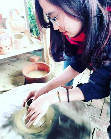 Các bạn trẻ hào hứng với trải nghiệm thử làm gốm. Ảnh: lthg.2802/instagram Các bạn trẻ hào hứng với trải nghiệm thử làm gốm. Ảnh: lthg.2802/instagram