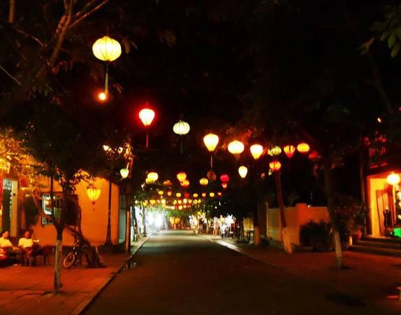 Những chiếc đèn lồng không chỉ là vật trang trí mà đã trở thành một phần hồn của phố cổ.