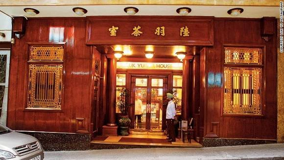 <strong>Món ngon nên thưởng thức: </strong> Phòng trà Lục Vũ có lịch sử lâu đời và rất có tiếng. Kiến trúc của Lục Vũ được thiết kế theo phong cách Trung Quốc truyền thống và chuyên về các món ăn chính tông của Quảng Đông. Du khách yêu thích ẩm thực không nên bỏ qua địa điểm này. <strong>Món ngon nên thưởng thức: </strong> Phòng trà Lục Vũ có lịch sử lâu đời và rất có tiếng. Kiến trúc của Lục Vũ được thiết kế theo phong cách Trung Quốc truyền thống và chuyên về các món ăn chính tông của Quảng Đông. Du khách yêu thích ẩm thực không nên bỏ qua địa điểm này.