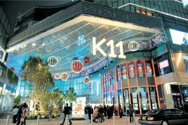 Nơi đây bày bán tất cả những thương hiệu nổi tiếng của Hong Kong. Những thiết kế thời trang pha trộn giữa truyền thống và hiện đại tạo nên nét riêng của K11. Hong-Kong-hut-hon-du-khach-bang-cach-nao-ivivu-6