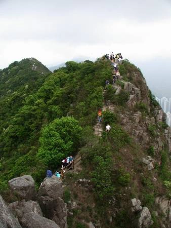 Du khách sẽ dễ dàng ngắm toàn cảnh của Hong Kong khi tới hai địa điểm này. Du khách sẽ dễ dàng ngắm toàn cảnh của Hong Kong khi tới hai địa điểm này.