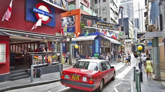 <strong>Trái tim của Hong Kong: </strong>Nếu bạn muốn cảm nhận được sự biến đổi, cảm nhận sự giao thoa của Hong Kong giữa quá khứ và hiện tại, bạn có thể đi dạo ở khu Trung Hoàn và Thượng Hoàn. <strong>Trái tim của Hong Kong: </strong>Nếu bạn muốn cảm nhận được sự biến đổi, cảm nhận sự giao thoa của Hong Kong giữa quá khứ và hiện tại, bạn có thể đi dạo ở khu Trung Hoàn và Thượng Hoàn.
