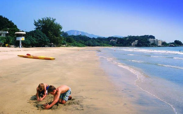 Bãi Cheung Sha gần sân bay Hong Kong là địa điểm thân quen với nhiều gia đình. Ảnh HK Magazine