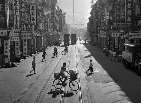 Nhiếp ảnh gia nhiều lần đạt giải thưởng, Fan Ho, tới Hong Kong năm 1949 và ghi lại những hình ảnh hiếm có của các đô thị phồn hoa thế kỷ trước. Nhiếp ảnh gia nhiều lần đạt giải thưởng, Fan Ho, tới Hong Kong năm 1949 và ghi lại những hình ảnh hiếm có của các đô thị phồn hoa thế kỷ trước.
