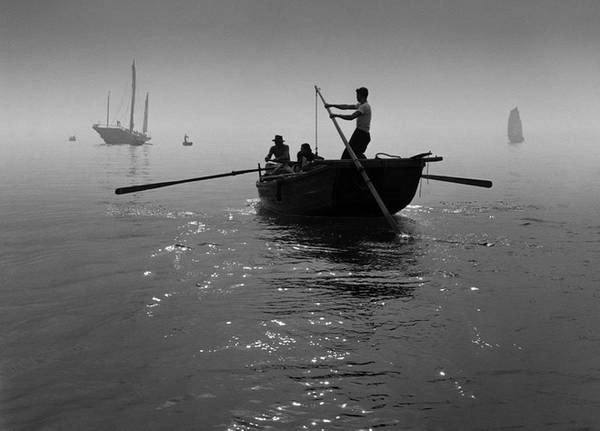 Fan Ho thích chụp lại những hoạt động thường ngày. Đây là lúc ngư dân đang chuẩn bị ra khơi đánh cá. Fan Ho thích chụp lại những hoạt động thường ngày. Đây là lúc ngư dân đang chuẩn bị ra khơi đánh cá.