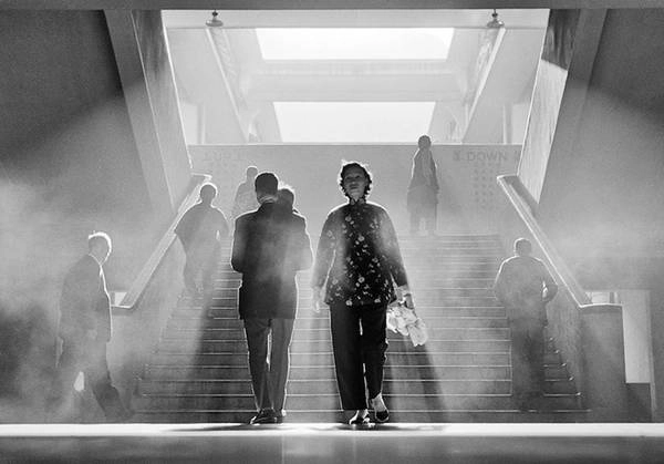 Với Fan Ho, điều quan trọng nhất phải là người xem cảm thấy gì về Hong Kong qua mỗi tấm hình. Bức ảnh tái hiện được một Hong Kong trong sương khói vào năm 1958. Với Fan Ho, điều quan trọng nhất phải là người xem cảm thấy gì về Hong Kong qua mỗi tấm hình. Bức ảnh tái hiện được một Hong Kong trong sương khói vào năm 1958.