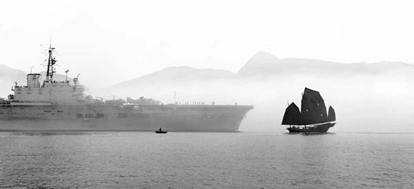 Bức ảnh lột tả chính xác nhất Hong Kong lúc bấy giờ, là sự giao thoa giữa những điều xưa cũ của phương Đông và thế giới hiện đại của phương Tây. Bức ảnh lột tả chính xác nhất Hong Kong lúc bấy giờ, là sự giao thoa giữa những điều xưa cũ của phương Đông và thế giới hiện đại của phương Tây.