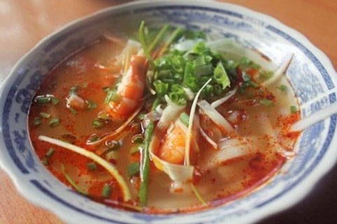 Hiếm khi khách bỏ sót nước dùng trong tô bánh canh ở quán bà Đợi. Hiếm khi khách bỏ sót nước dùng trong tô bánh canh ở quán bà Đợi.