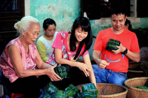 Bánh chưng Nhật Lệ có xuất xứ từ con phố Nhật Lệ trong thành Nội. Bánh chưng Nhật Lệ có xuất xứ từ con phố Nhật Lệ trong thành Nội.