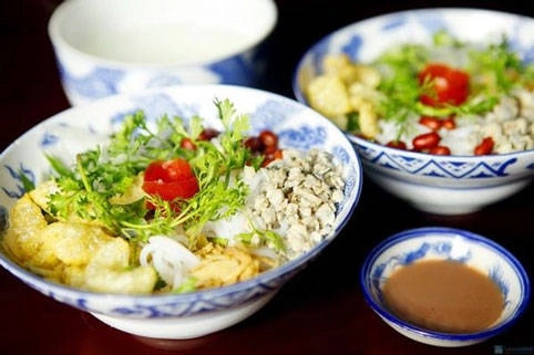 Giá 1 tô cơm hến chỉ khoảng 10.000 VND. Giá 1 tô cơm hến chỉ khoảng 10.000 VND.