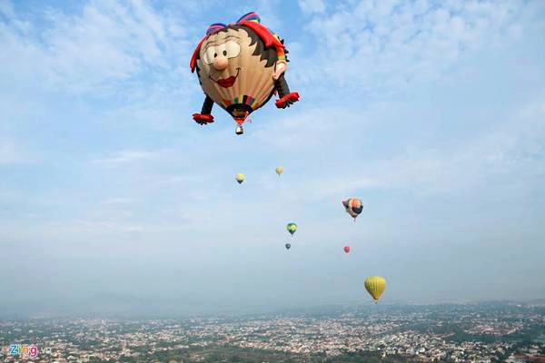 Bạn sẽ có dịp chiêm ngưỡng khinh khí cầu đầy màu sắc từ các nước tham dự lễ hội. Ảnh: zing news.