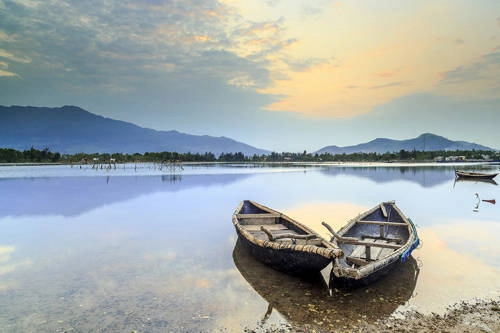 Hoàng hôn dần buông trên đầm hồ là thời khắc đẹp nhất để săn ảnh. Hoàng hôn dần buông trên đầm hồ là thời khắc đẹp nhất để săn ảnh.