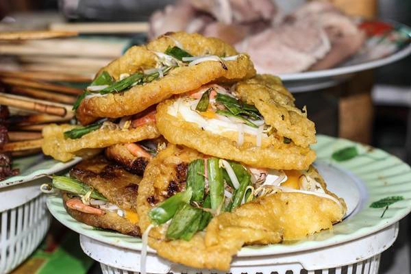 Bánh khoái cũng là món ăn lâu đời ở Huế. Nhân bánh gồm có tôm, giò sống, trứng gà, thịt ba chỉ và bột bánh được pha khéo léo để khi tráng bánh vừa giòn, thơm, dẻo. Bánh khoái cũng là món ăn lâu đời ở Huế. Nhân bánh gồm có tôm, giò sống, trứng gà, thịt ba chỉ và bột bánh được pha khéo léo để khi tráng bánh vừa giòn, thơm, dẻo. Bánh khoái cũng là món ăn lâu đời ở Huế. Nhân bánh gồm có tôm, giò sống, trứng gà, thịt ba chỉ và bột bánh được pha khéo léo để khi tráng bánh vừa giòn, thơm, dẻo.