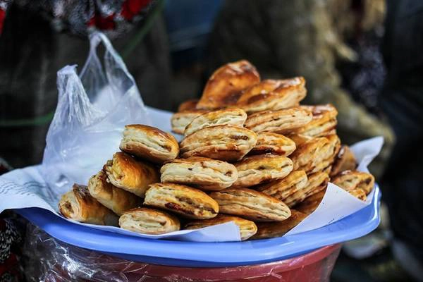 Bánh pate chaud ngon tuyệt với nhân thịt, bán gần cổng chợ, giá 5.000đồng một chiếc. Bánh pate chaud ngon tuyệt với nhân thịt, bán gần cổng chợ, giá 5.000đồng một chiếc.