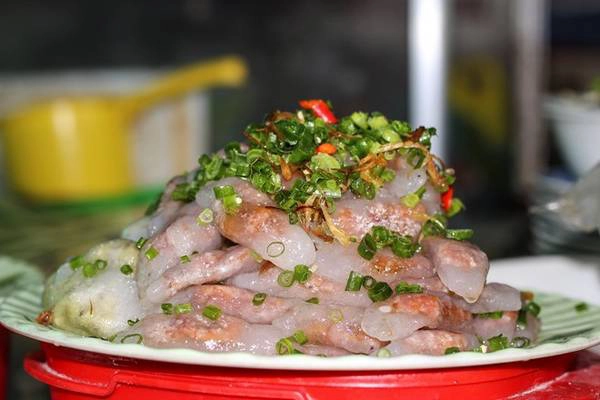 Bánh bột lọc có hai loại mặn, ngọt. Bánh mặn được làm bằng nhân tôm hoặt thịt ba chỉ với nấm mộc nhĩ, còn bánh ngọt làm bằng nhân đậu xanh (thường gọi là bánh chay). Bánh bột lọc có hai loại mặn, ngọt. Bánh mặn được làm bằng nhân tôm hoặt thịt ba chỉ với nấm mộc nhĩ, còn bánh ngọt làm bằng nhân đậu xanh (thường gọi là bánh chay).