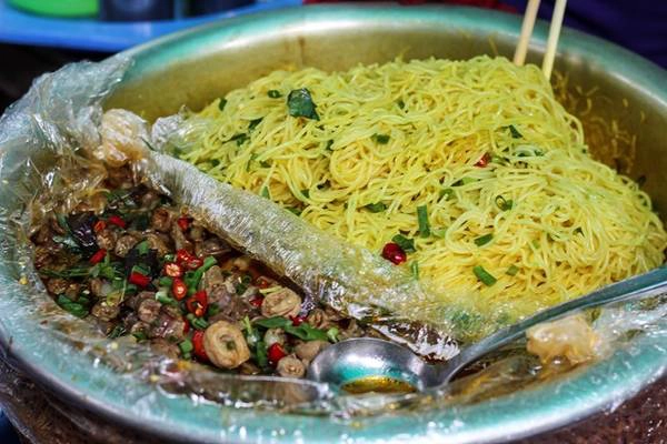 Món bún nghệ cũng khá hấp dẫn. Một tô bún nghệ ngon phải đủ ba tiêu chí cơ bản: bún dẻo, nghệ thơm và lòng ngon nên đòi hỏi người làm phải kỳ công. Món bún nghệ cũng khá hấp dẫn. Một tô bún nghệ ngon phải đủ ba tiêu chí cơ bản: bún dẻo, nghệ thơm và lòng ngon nên đòi hỏi người làm phải kỳ công.