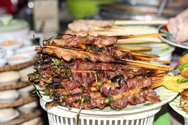 Những xâu thịt nướng được tẩm ướp gia vị thơm ngon. v