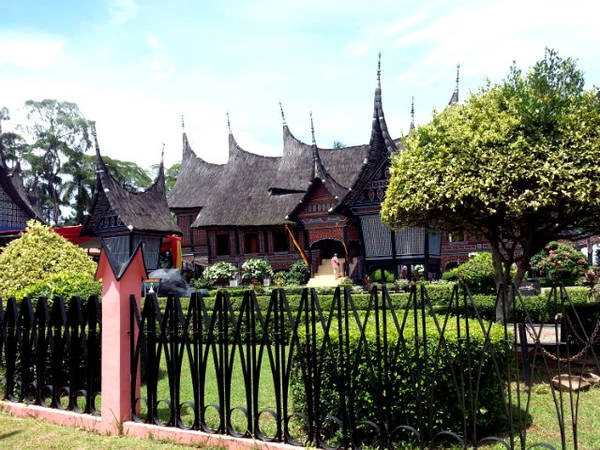 Taman Mini là địa điểm du lịch rất phù hợp với việc có trẻ em đi cùng. Ảnh: Discoveryourindonesia.com Taman Mini là địa điểm du lịch rất phù hợp với việc có trẻ em đi cùng. Ảnh: Discoveryourindonesia.com