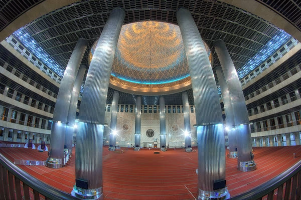 Bên trong nhà thờ Hồi giáo Istiqlal. Ảnh: flickr.com Bên trong nhà thờ Hồi giáo Istiqlal. Ảnh: flickr.com