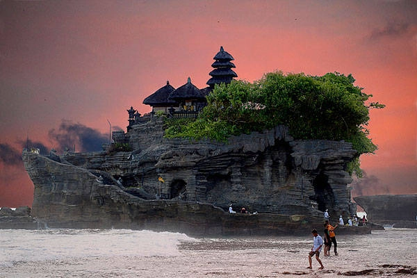 Đền Tanah Lot. Ảnh: Globalgrasshopper Đền Tanah Lot. Ảnh: Globalgrasshopper