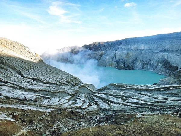 Hồ Kawah Ijen được mệnh danh “Cốc axit khổng lồ của tự nhiên”.