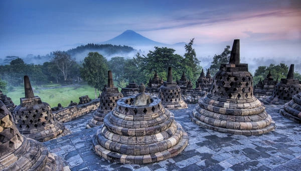 Đền Borobudur là công trình kiến trúc độc đáo của Indonesia được xây dựng vào thế kỷ thứ VIII, dưới triều đại vua Syailendra. Ngôi đền linh thiêng này có kiến trúc độc đáo, tinh xảo nổi bật giữa các ngôi đền truyền thống của Indonesia. Ảnh: Trey Ratcliff Đền Borobudur là công trình kiến trúc độc đáo của Indonesia được xây dựng vào thế kỷ thứ VIII, dưới triều đại vua Syailendra. Ngôi đền linh thiêng này có kiến trúc độc đáo, tinh xảo nổi bật giữa các ngôi đền truyền thống của Indonesia. Ảnh: Trey Ratcliff