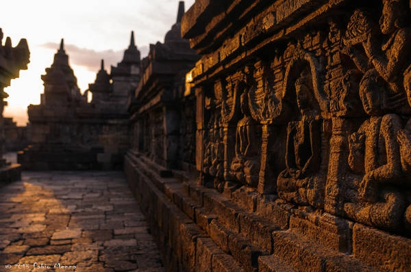 Vẻ đẹp của Borobudur được ví như đóa sen rực rỡ nổi giữa lòng hồ. Borobudur có kiến trúc, hình dáng và cảnh quan khác xa những đền thờ truyền thống của Indonesia. Ảnh: Fabio Menna Vẻ đẹp của Borobudur được ví như đóa sen rực rỡ nổi giữa lòng hồ. Borobudur có kiến trúc, hình dáng và cảnh quan khác xa những đền thờ truyền thống của Indonesia. Ảnh: Fabio Menna